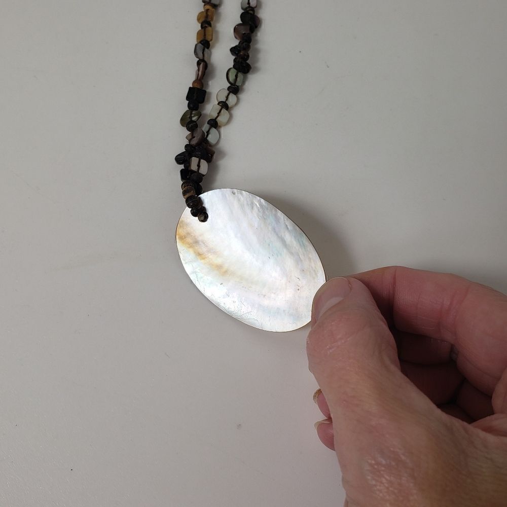 ARTISAN Handpainted Shell Necklace Floral - Picture 7 of 7